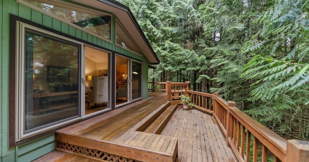 Read more about the article Choosing the Perfect Deck Material: A Comprehensive Guide